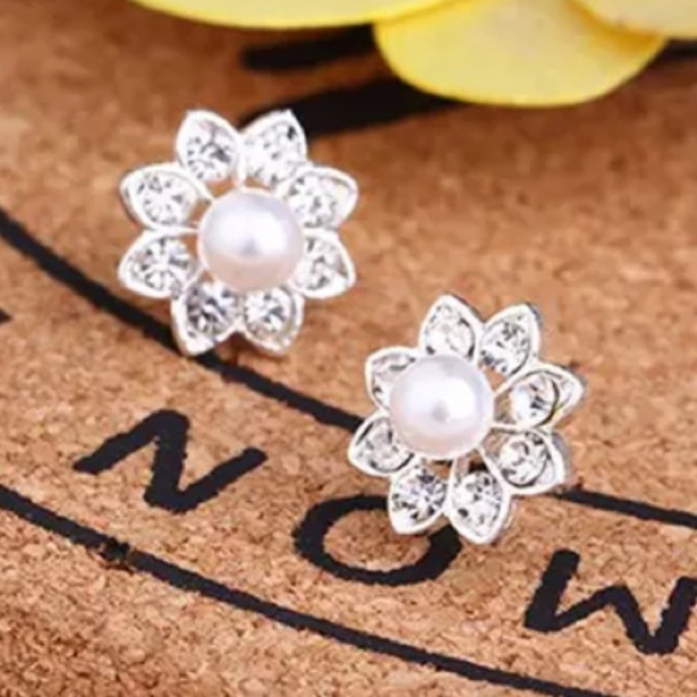๐๐๐ฒFIRM๐โBUNDLEโ๐4 DISCOUNT!๐๐PEARLY FLOWER - Picture 2 of 8